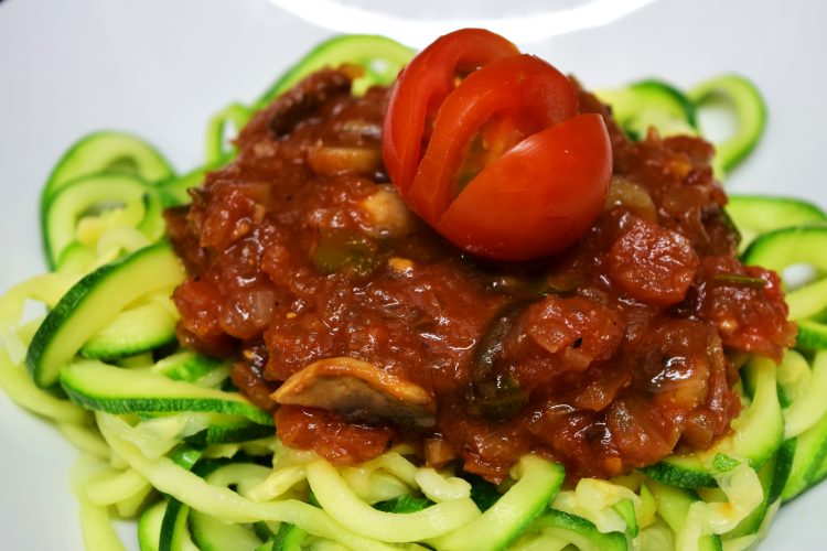 FIDEOS DE ZUCCHINI O ZOODLES – Tamara Dides Nutrición